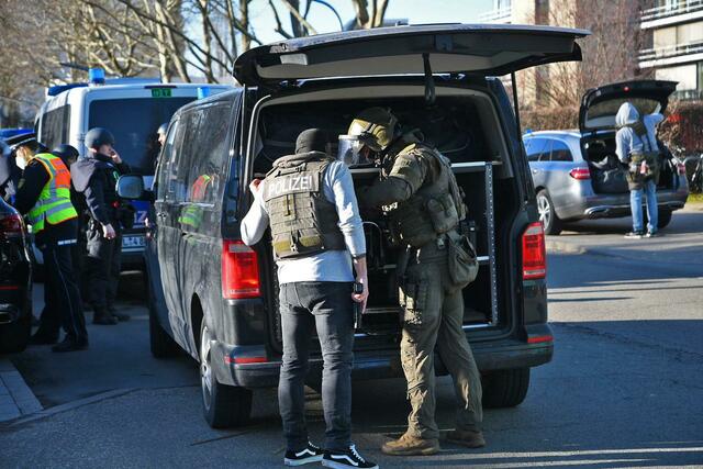 Mitglieder des SEK auf dem Gelände der Heidelberger Universität.  | Foto: R.Priebe//Pr-Video/dpa