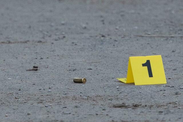 Ein Schild der Spurensicherung liegt auf dem Campus der Universität Heidelberg neben einer Patronenhülse. 
 | Foto: Sebastian Gollnow/dpa