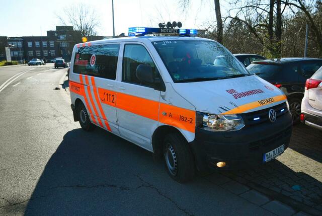 Notärzte versorgen die Verletzten des Amoklaufes auf dem Gelände der Heidelberger Universität. | Foto: R.Priebe//Pr-Video/dpa
