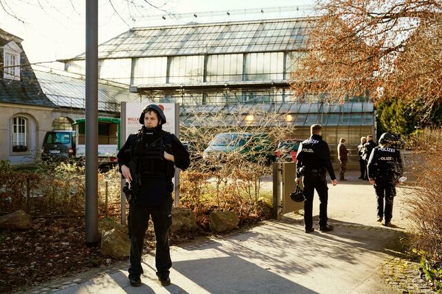 Polizeibeamte sichern das Gelände des Botanischen Gartens der Heidelberger Universität. | Foto: Uwe Anspach/dpa