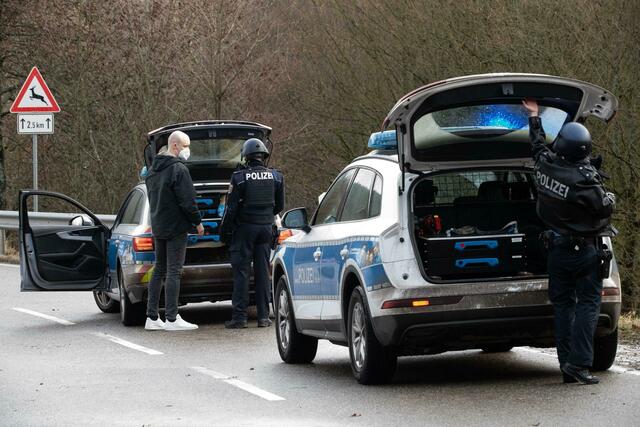 Ermittler sind an den Tatort nahe Mayweilerhof gekommen.  | Foto: Sebastian Gollnow/dpa 