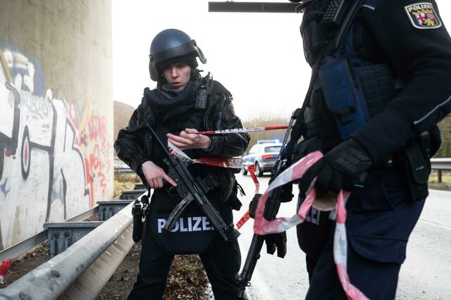 Polizeibeamte sperren die Kreisstraße 22 ab.  | Foto: Sebastian Gollnow/dpa 