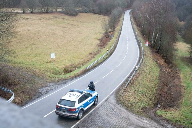 Die Straße in der Nähe des Ortes Mayweilerhof ist rund einen Kilometer vom Tatort entfernt gesperrt worden.  | Foto: Sebastian Gollnow/dpa 