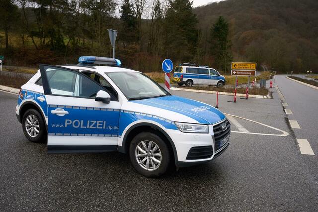 Die Polizei fahndet nach den Tätern, die eine Polizistin und einen Polizisten erschossen haben sollen.  | Foto: Thomas Frey/dpa 