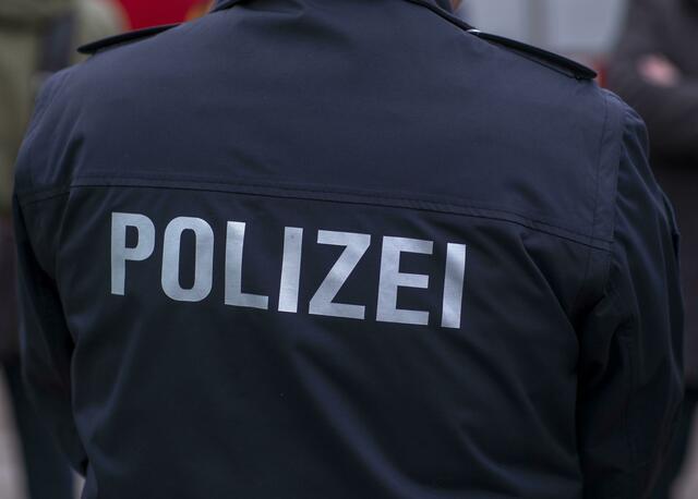 Die Polizei musste zweimal anrücken um die unerlaubte Party in Zirndorf aufzulösen. | Foto: Jens Büttner/zb/dpa/Symbolbild