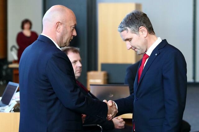 Für viele Experten der Beginn der Regierungskrise: Björn Höcke (r), AfD Thüringen, gratuliert dem neuen Ministerpräsidenten Thomas Kemmerich (FDP).  | Foto: Bodo Schackow/dpa-Zentralbild/dpa