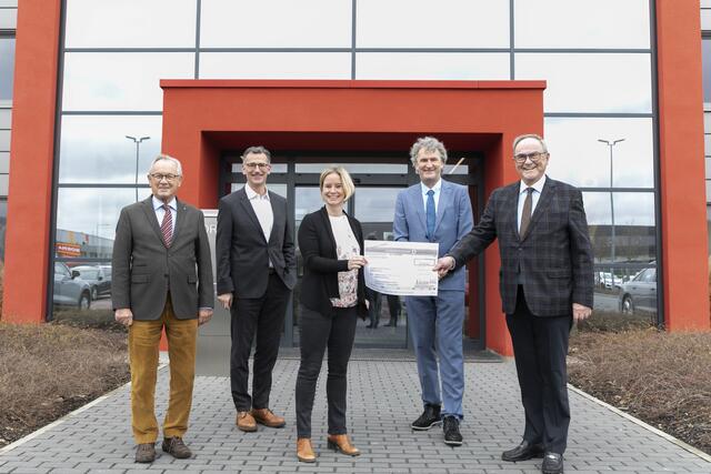 Scheckübergabe: Die Manfred Roth Stiftung fördert die Forschung des Klinikums Nürnberg mit 20.000 Euro. Stiftungsvorstand Dr. Wilhelm Polster (ganz li.) und Stiftungsrat Klaus J. Teichmann (ganz re.) mit Prof. Dr. Achim Jockwig (2.v.li), Vorstandsvorsitzender des Klinikums Nürnberg, Prof. Dr. Markus Gosch (2. v. re.), Chefarzt der Klinik für Innere Medizin 2, Schwerpunkt Geriatrie, am Klinikum Nürnberg, sowie Dr. Guntje Kneiseler, Oberärztin in der Klinik für Innere Medizin 6, Schwerpunkt Gastroenterologie, am Klinikum Nürnberg.  | Foto: Giulia Iannicelli/Klinikum Nürnberg.