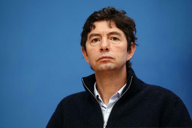 Christian Drosten, Direktor des Instituts für Virologie an der Charité Berlin, äußert sich in der Bundespressekonferenz zur aktuellen Corona-Lage.  | Foto: Kay Nietfeld/dpa