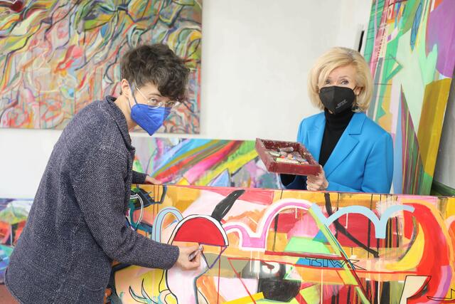 Die frisch gekürte Burgkünstlerin 2022 Sascha Banck mit Kulturbürgermeisterin Prof. Dr. Julia Lehner.  | Foto: Udo Dreier