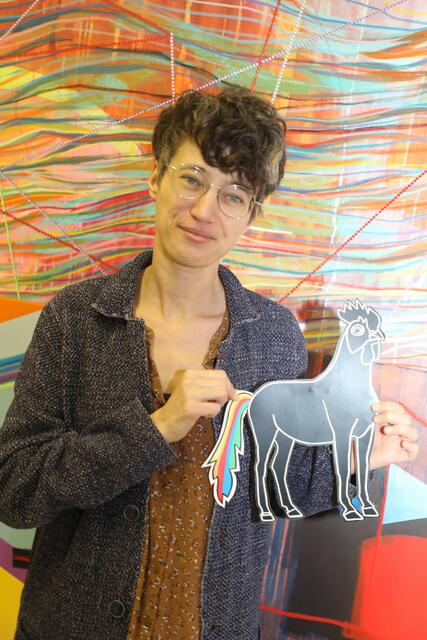 Die frisch gekürte Burgkünstlerin 2022 Sascha Banck in ihrem Atelier in Fürth.  | Foto: Udo Dreier