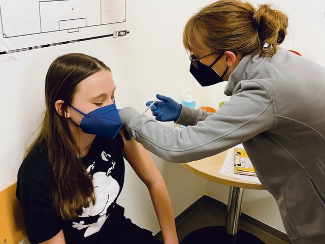 Acht Stunden impften die Ärzteteams die Clubfans. | Foto: 1. FCN