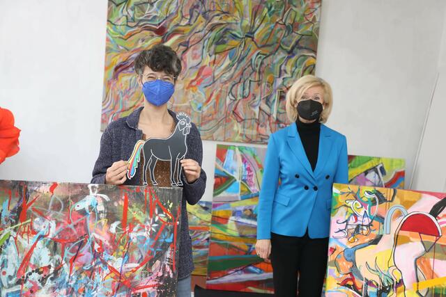 Burgkünstlerin Sascha Banck (l.) mit Kulturbürgermeisterin Prof. Dr. Julia Lehner.  | Foto: Udo Dreier