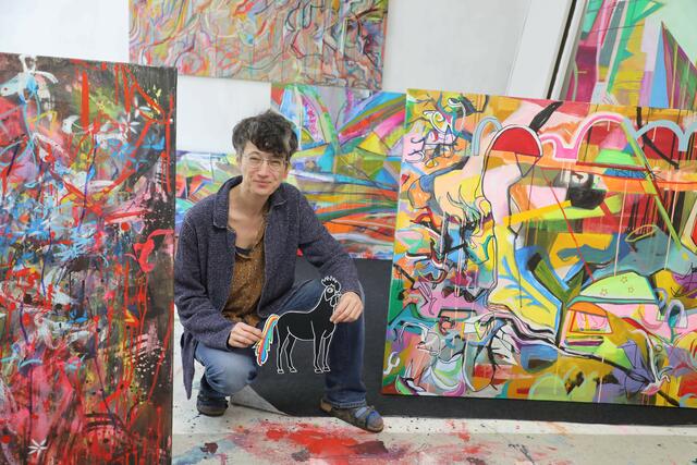 Die frisch gekürte Burgkünstlerin 2022 Sascha Banck in ihrem Atelier in Fürth.  | Foto: Udo Dreier