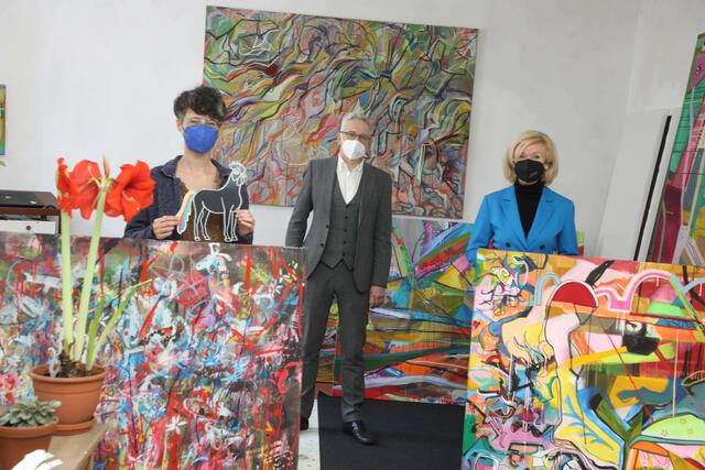 Burgkünstlerin Sascha Banck, Andreas Radlmaier, Leiter des Projektbüros und 2. Bürgermeisterin Prof. Dr. Julia Lehner (v.l.),  | Foto: Udo Dreier