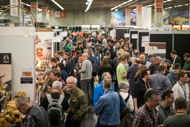 Bei THE VILLAGE steht neben dem breiten Whisk(e)y-
Angebot traditionell die gute Atmosphäre im Mittelpunkt.