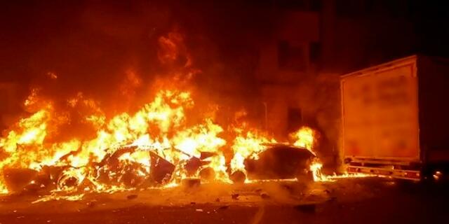 Autos stehen unmittelbar nach der Chaosfahrt lichterloh in Flammen. | Foto: Augenzeuge/vifogra/dpa