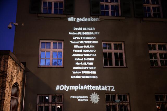 9. Februar 2022: Vor 50 Jahren starben zwölf Menschen bei den Olympischen Spielen in München – darunter auch Polizeiobermeister Anton Fliegerbauer. Mit einer Projektion von Fliegerbauer zusammen mit den Namen der elf weiteren Getöteten auf der Gebäudefassade vor dem Haupteingang des Polizeipräsidiums München wird an das Attentat vom 5./6. September 1972 erinnert. „Wir werden seinen heldenhaften Einsatz nie vergessen“, betonte Bayerns Innenminister Joachim Herrmann zum Start der Projektion. | Foto: Matthias Balk