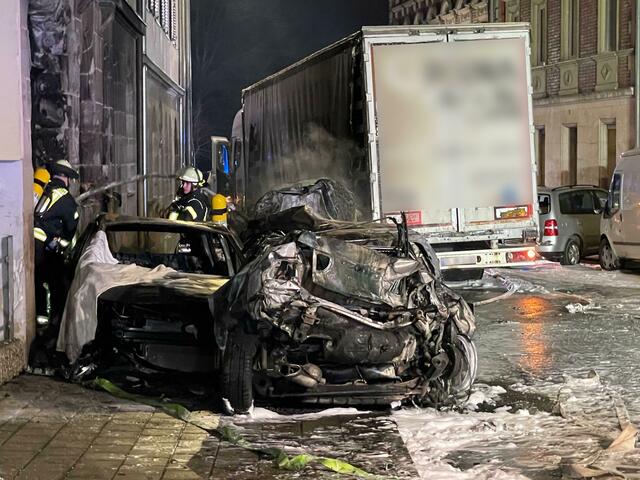 Autowracks nach der Unfallfahrt des Lkw. | Foto: Friedrich/vifogra/dpa