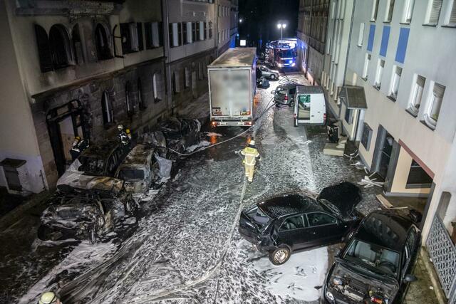 Feuerwehleute sind nach der Chaosfahrt eines Lastwagenfahrers in Fürth im Einsatz.  | Foto: Berufsfeuerwehr Fürth/dpa