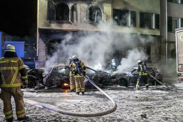 Feuerwehleute sind nach der Chaosfahrt im Einsatz.  | Foto: Berufsfeuerwehr Fürth/dpa