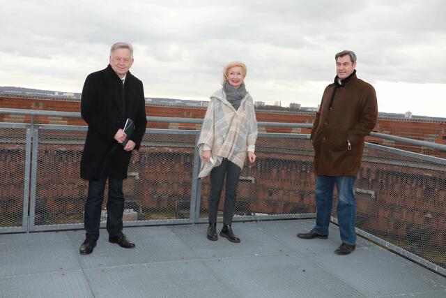 Ministerpräsident Dr. Markus Söder (r.) nahm auf Einladung von Bürgermeisterin Prof. Dr. Julia Lehner gemeinsam mit MdL Karl Freller, Erster Vizepräsident des Bayerischen Landtags und Direktor der Stiftung Bayerische Gedenkstätten, an einem Informations- und Besichtigungsrundgang durch den Kongresshallenbau auf dem ehemaligen Reichsparteitagsgelände teil. | Foto: Udo Dreier