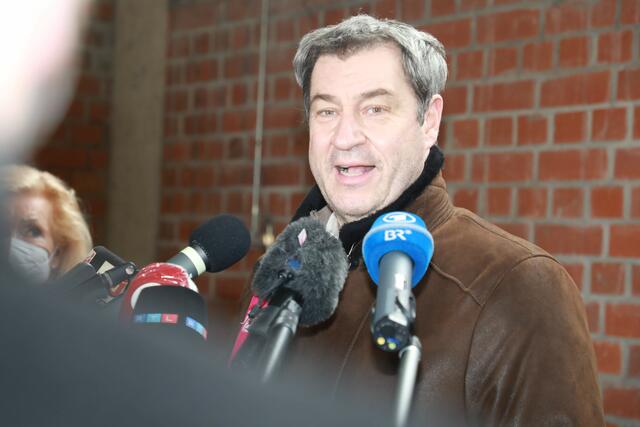 Ministerpräsident Dr. Markus Söder (r.) nahm auf Einladung von Bürgermeisterin Prof. Dr. Julia Lehner gemeinsam mit MdL Karl Freller, Erster Vizepräsident des Bayerischen Landtags und Direktor der Stiftung Bayerische Gedenkstätten, an einem Informations- und Besichtigungsrundgang durch den Kongresshallenbau auf dem ehemaligen Reichsparteitagsgelände teil. | Foto: Udo Dreier
