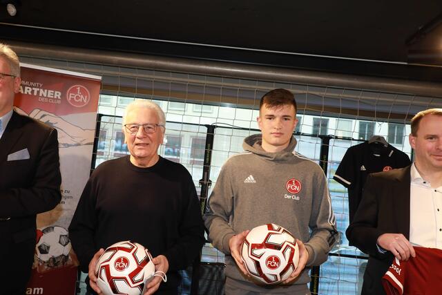 Scout Dieter Nüssing und U16-Spieler Aaron Winkler bei der Pressekonferenz. Nüssing: "Als Talent muss man nicht nur gut Fußball spielen können – auch die Einstellung muss passen! Ob einer beim Warmlaufen mit anpackt oder andere schleppen lässt. Oder ob einer lieber nur Remmidemmi macht. Auch die Eltern sind ein wichtiger Faktor." | Foto: Udo Dreier