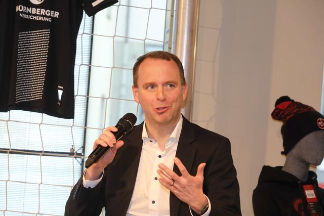 Ein Gewinn für den Club und die Sparkasse: Mathias Bauer (Direktor Stiftungen, Sparkasse Nürnberg) stellt den beiderseitigen Nutzen der Kooperation heraus. | Foto: Udo Dreier