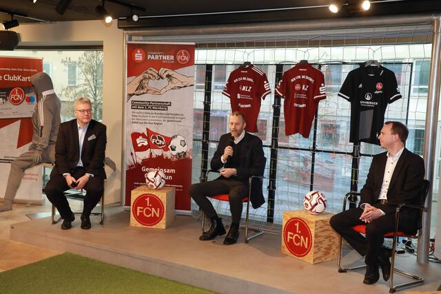 FCN-Finanzvorstand Niels Rossow (Mitte) erläutert die Ziele des neuen gemeinsamen Projekts mit der Sparkasse Nürnberg. | Foto: Udo Dreier