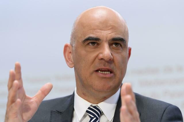 Alain Berset, Gesundheitsminister der Schweiz, bei einer Pressekonferenz. Trotz hoher Corona-Infektionszahlen hebt die Schweiz fast alle Schutzmaßnahmen gegen Corona auf.  | Foto: Anthony Anex/KEYSTONE/dpa