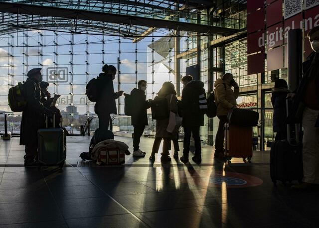 Warten auf die Verbindung: Vor dem Reisezentrum der Deutschen Bahn im Berliner Hauptbahnhof hat sich eine lange Schlange gebildet.  | Foto: Paul Zinken/dpa