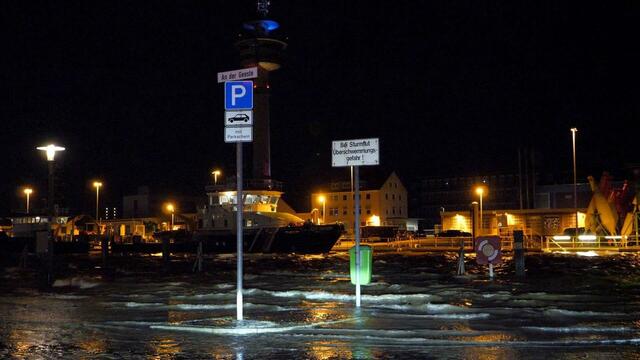 Straßen und Schilder stehen in Bremerhaven unter Wasser.  | Foto: Jörg Hüneke/Hüneke Filmproduktion/dpa