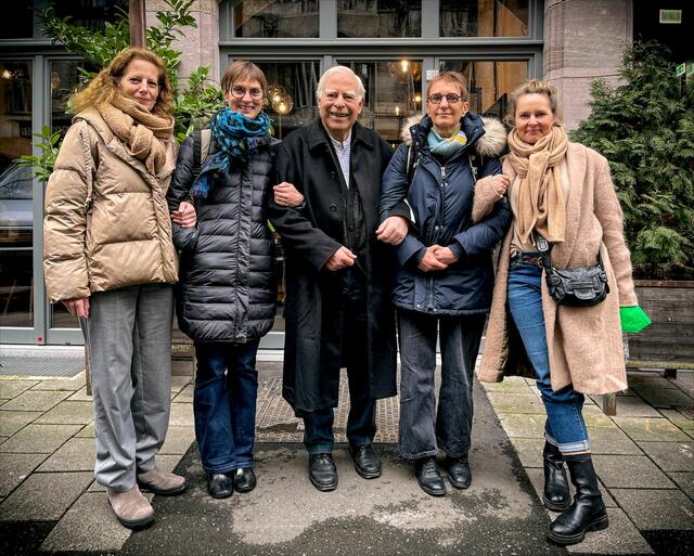 Der ehemalige Nürnberger Hopfenhändler Ernst O. Krakenberger (Mitte) begleitete den Besuch mit der Leiterin der Kunstvilla, Andrea Dippel, Hopf-Nachfahrinnen Hedwig und Beate Huf und Hanabi Schlüter (von links). 
 | Foto: Fritz Brinckmann