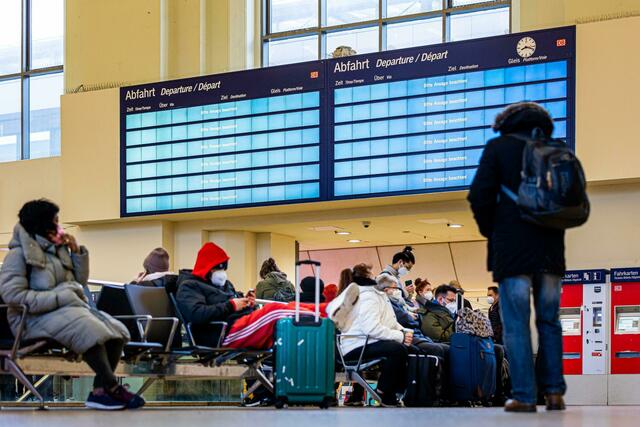 Reisende müssen sich wegen des Sturmtiefs am Donnerstag gedulden. | Foto: Moritz Frankenberg/dpa