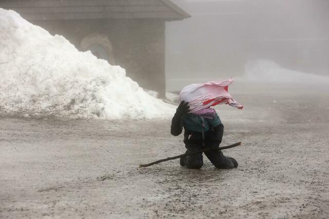 Ein Wanderer kämpft auf dem Brocken gegen starke Windböen.  | Foto: Matthias Bein/dpa-Zentralbild/dpa