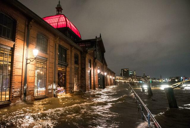 Der Hamburger Fischmarkt ist überschwemmt.  | Foto:  Daniel Bockwoldt/dpa