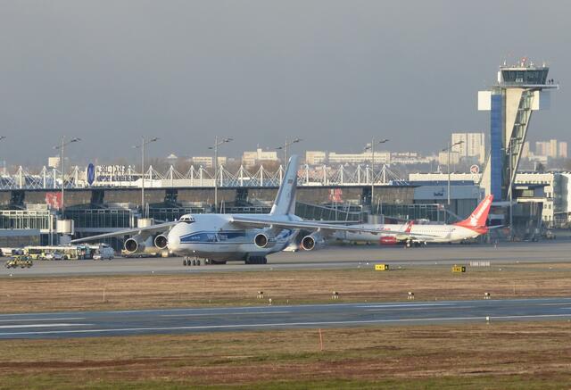 Eines der größten Flugzeuge weltweit, eine Antonov An-124, landete heute (Dienstag, 22. Februar 2022) gegen 7:50 Uhr in Nürnberg. | Foto: Katharina Ostertag/Airport Nürnberg
