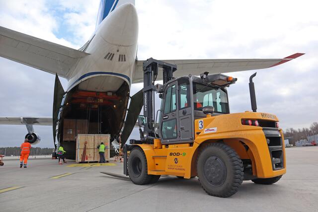 Eines der größten Flugzeuge weltweit, eine Antonov An-124, landete heute (Dienstag, 22. Februar 2022) gegen 7:50 Uhr in Nürnberg. | Foto: Katharina Ostertag/Airport Nürnberg
