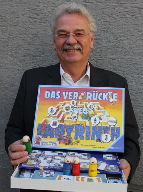 Dr. Helmut Schwarz mit einer personalisierten Ausgabe des „Verrückten Labyrinths“ anlässlich seiner Verabschiedung in den Ruhestand 2014.  | Foto:  © Spielzeugmuseum Nürnberg/Urs Latus