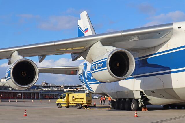 Eines der größten Flugzeuge weltweit, eine Antonov An-124, landete heute (Dienstag, 22. Februar 2022) gegen 7:50 Uhr in Nürnberg. | Foto: Katharina Ostertag/Airport Nürnberg