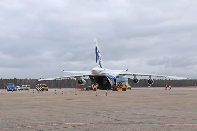 Eines der größten Flugzeuge weltweit, eine Antonov An-124, landete heute (Dienstag, 22. Februar 2022) gegen 7:50 Uhr in Nürnberg. | Foto: Katharina Ostertag/Airport Nürnberg