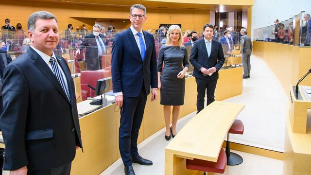 Die neue Kabinettsmitglieder nach der Vereidigung (v.l.) Bau- und Verkehrsminister Christian Bernreiter, Wissenschaftsminister Markus Blume, Familien- und Arbeitsministerin Ulrike Scharf und Innenstaatssekretär Sandro Kirchner.