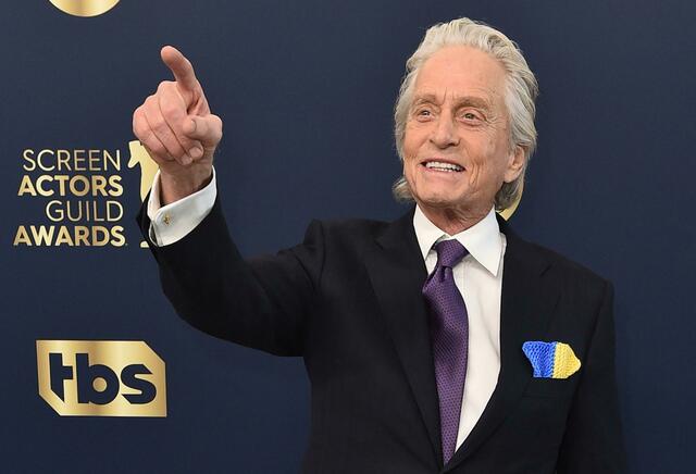  Michael Douglas mit gelb-blauem Einstecktuch bei der Verleihung der Screen Actors Guild Awards. | Foto: Jordan Strauss/Invision/dpa 