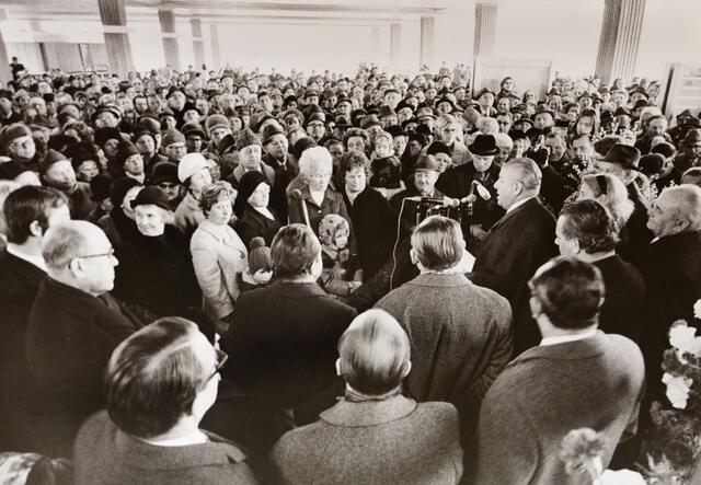 Ein historischer Augenblick in der Nahverkehrsgeschichte:
Oberbürgermeister Andreas Urschlechter eröffnete die erste U-Bahnstrecke in Nürnberg.  | Foto: VAG-Archiv