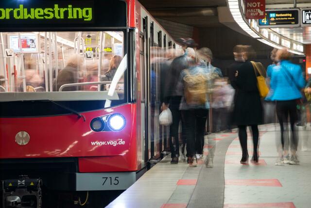 Eine U-Bahn steht an der Haltestelle «Hauptbahnhof» am Gleis. | Foto:  Daniel Karmann/dpa