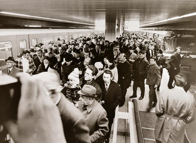 Die U-Bahn zieht die Massen an. In den ersten fünf Tagen
gab es freie Fahrt. 160.000 Menschen – sicher nicht nur
Nürnberger*innen – nutzen die Gelegenheit.  | Foto: VAG-Archiv