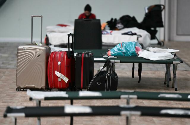 Notbetten stehen in einer Frankfurter Sporthalle für ukrainische Kriegsflüchtlinge bereit.  | Foto: Arne Dedert/dpa