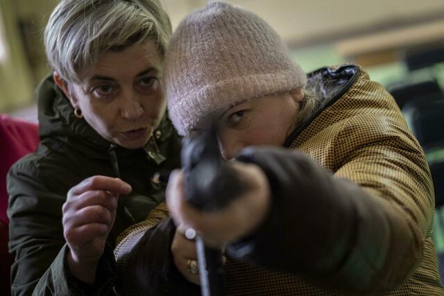 Ukrainische Zivilisten erhalten in den Außenbezirken von Lwiw eine Einweisung in die Benutzung von Waffen.