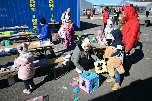 Kinder spielen in einer Aufnahmeeinrichtung für Geflüchtete aus der Ukraine in Leipzig.  | Foto: Hendrik Schmidt/dpa-Zentralbild/dpa