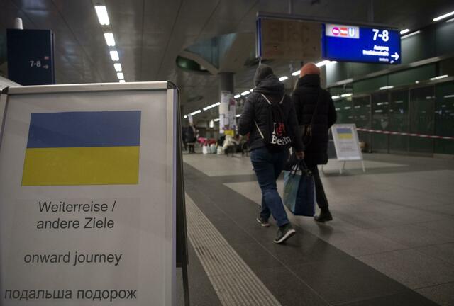 Info-Tafel im Berliner Hauptbahnhof, wo viele Flüchtlinge aus der Ukraine ankommen.  | Foto: Paul Zinken/dpa